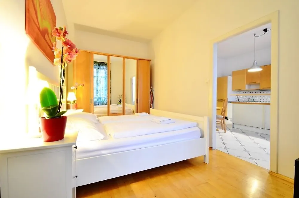 Ajo Apartments - Messe City Flat - Self-Check-In Вена 3*,